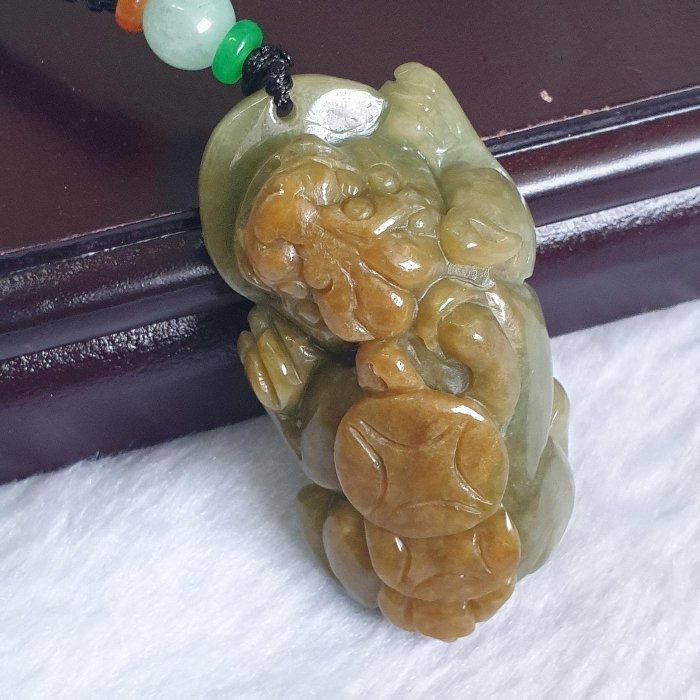 逸品軒～天然緬甸玉A貨-Z6544-黃翡招財貔貅墜子/小擺件 長53.2mm寬28.2mm厚17.5mm-細節圖2