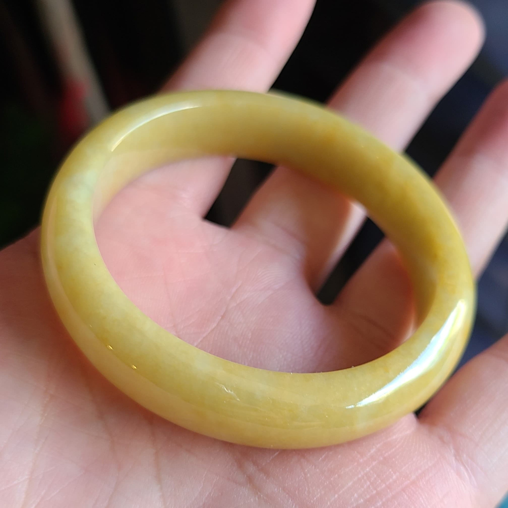 逸品軒~天然緬甸玉A貨-Y765-黃翡玉鐲 寬13.3mm厚7.7mm內徑53mm約16.8圍 有紋無摳無裂。 水頭好-細節圖2