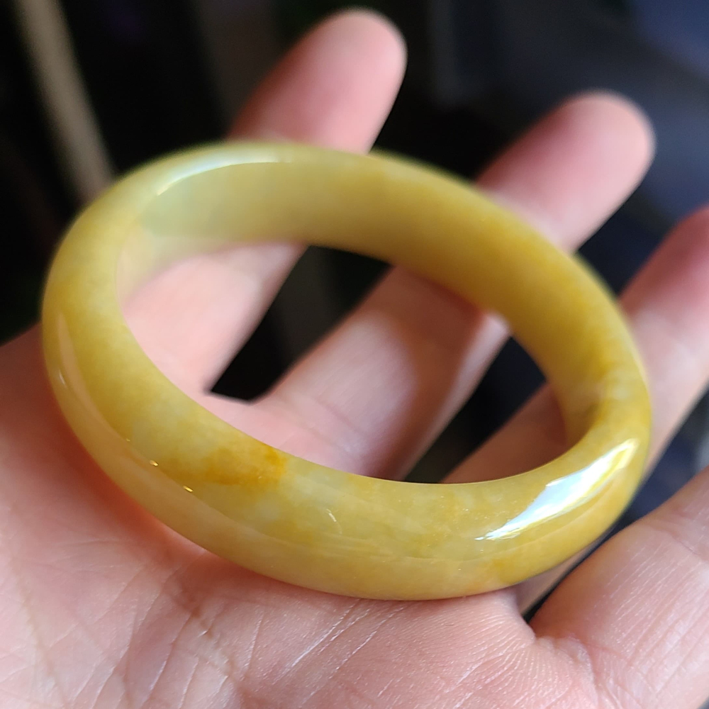 逸品軒~天然緬甸玉A貨-Y765-黃翡玉鐲 寬13.3mm厚7.7mm內徑53mm約16.8圍 有紋無摳無裂。 水頭好-細節圖3