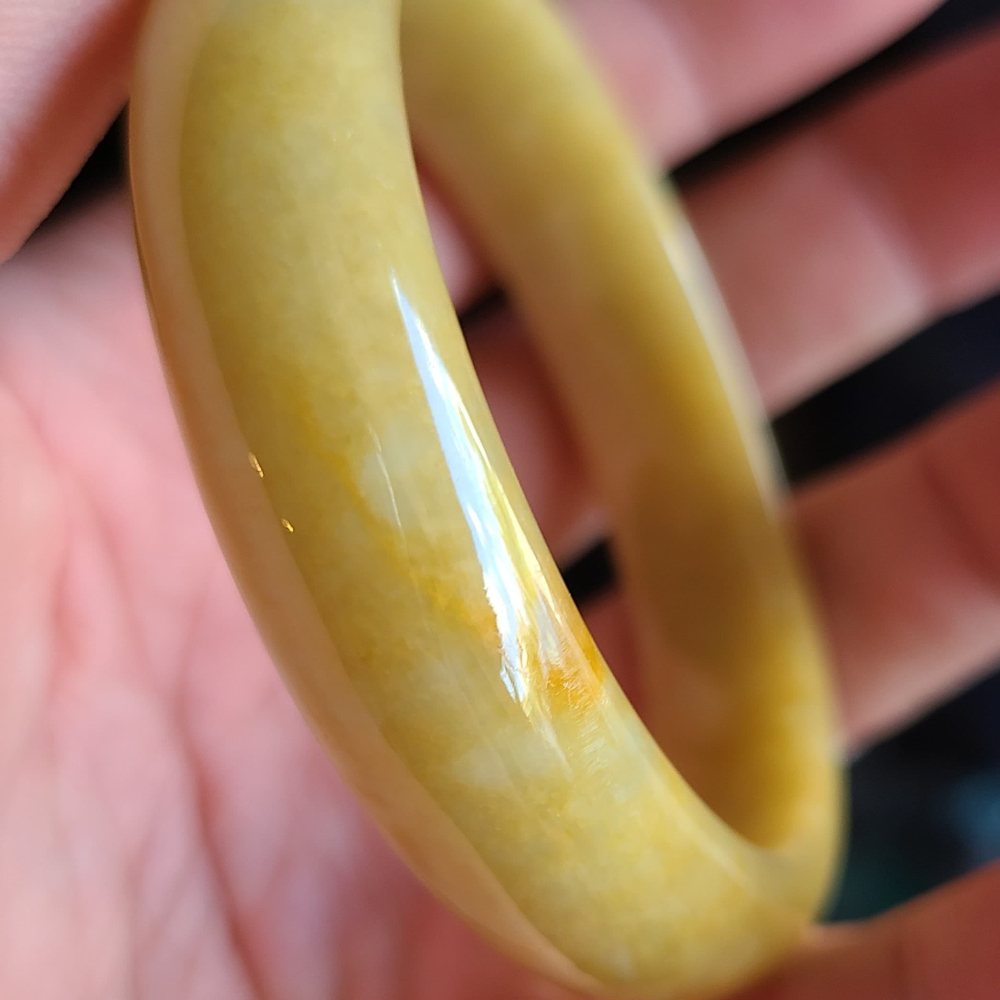 逸品軒~天然緬甸玉A貨-Y765-黃翡玉鐲 寬13.3mm厚7.7mm內徑53mm約16.8圍 有紋無摳無裂。 水頭好-細節圖4