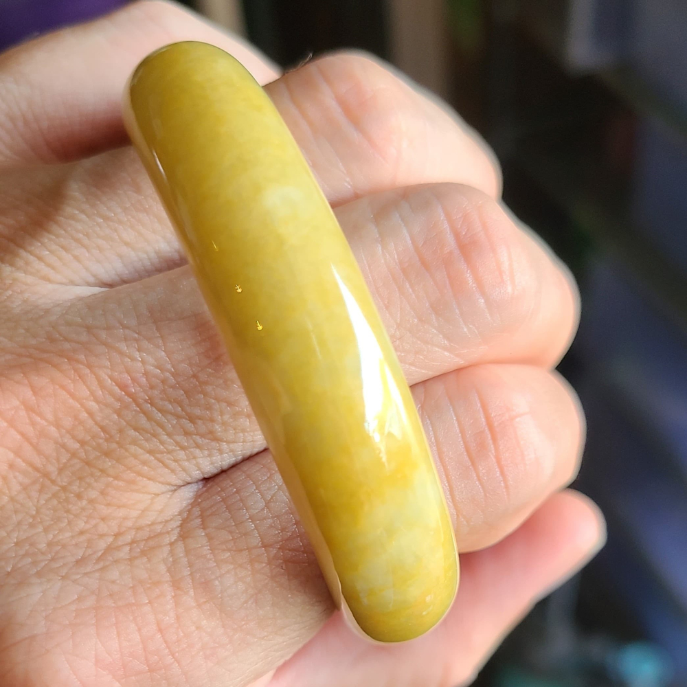 逸品軒~天然緬甸玉A貨-Y765-黃翡玉鐲 寬13.3mm厚7.7mm內徑53mm約16.8圍 有紋無摳無裂。 水頭好-細節圖5