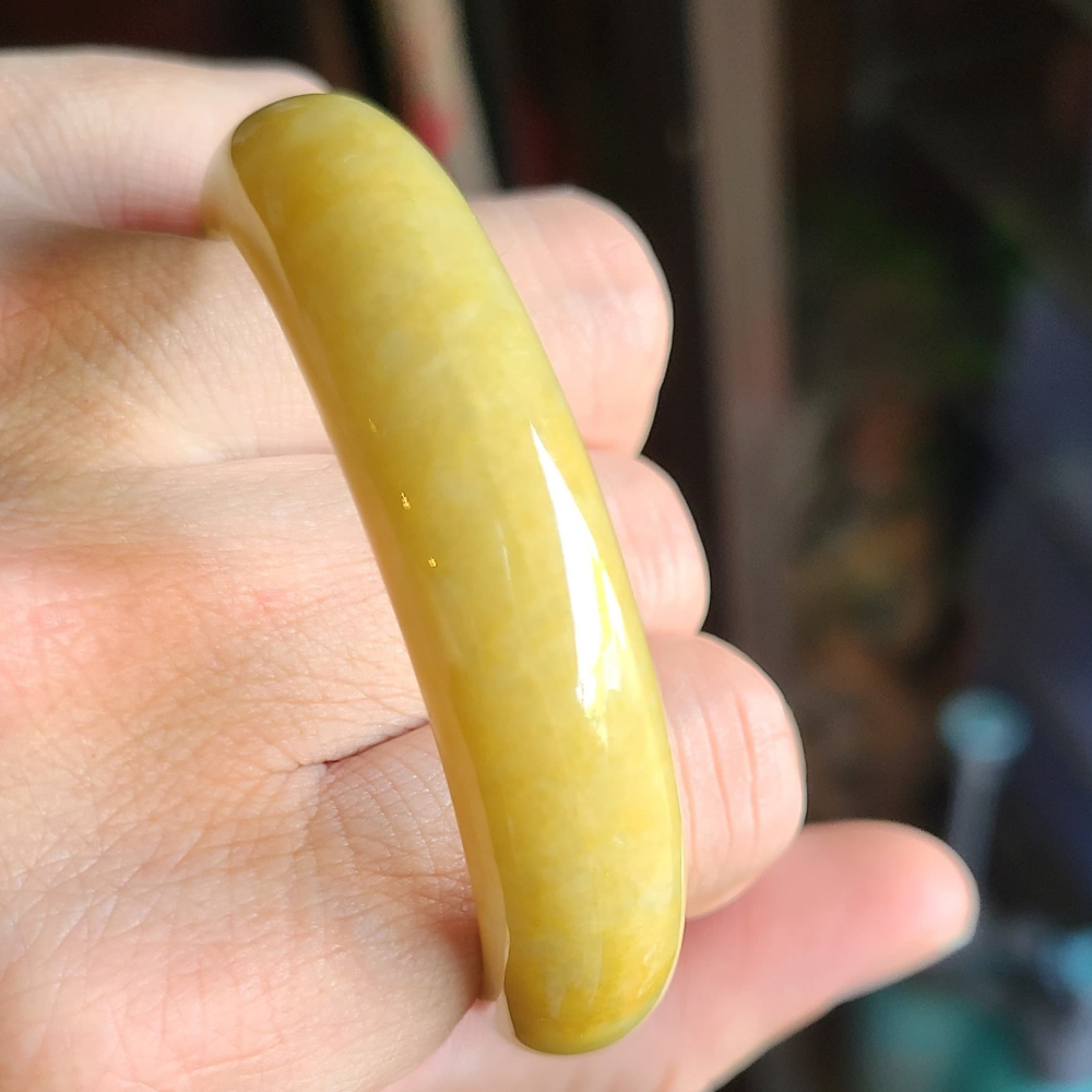 逸品軒~天然緬甸玉A貨-Y765-黃翡玉鐲 寬13.3mm厚7.7mm內徑53mm約16.8圍 有紋無摳無裂。 水頭好-細節圖6