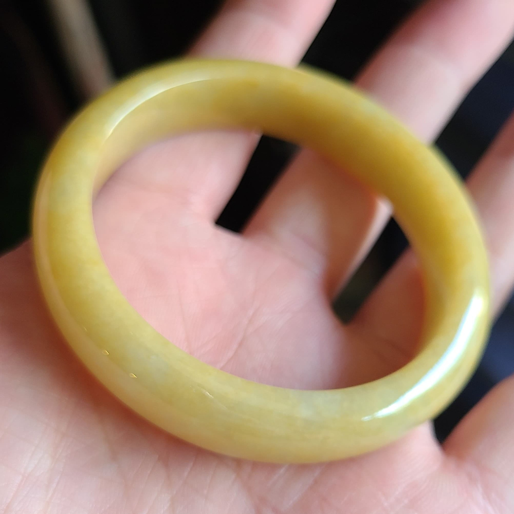 逸品軒~天然緬甸玉A貨-Y765-黃翡玉鐲 寬13.3mm厚7.7mm內徑53mm約16.8圍 有紋無摳無裂。 水頭好-細節圖7