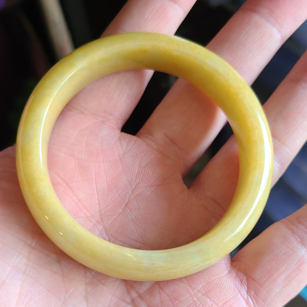 逸品軒~天然緬甸玉A貨-Y765-黃翡玉鐲 寬13.3mm厚7.7mm內徑53mm約16.8圍 有紋無摳無裂。 水頭好-細節圖8