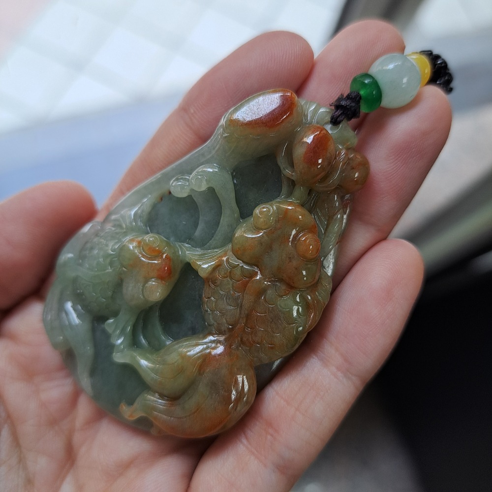 天然緬甸玉A貨-Z6582-年年有餘(魚)墜子 長64.8mm寬43.2厚15.2mm 💰售價2680元-細節圖3