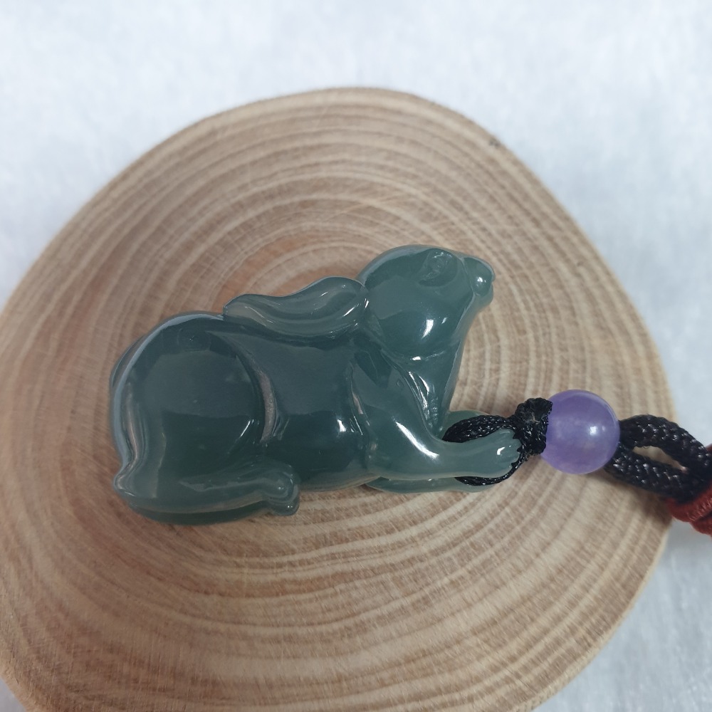 逸品軒～天然翡翠A貨-Z6610-瓜料細糯兔子吊飾 長30.7mm寬11.0mm高19.6mm 💰售價1800元-細節圖2