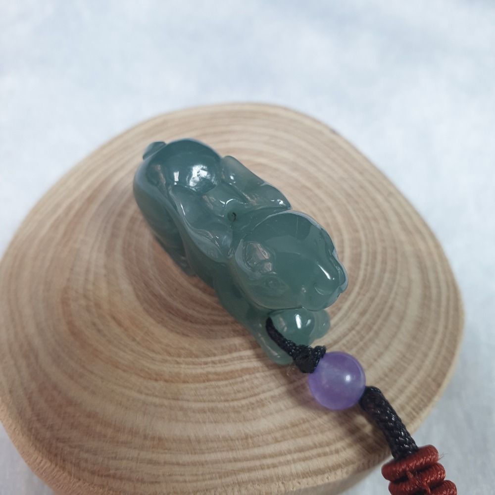 逸品軒～天然翡翠A貨-Z6610-瓜料細糯兔子吊飾 長30.7mm寬11.0mm高19.6mm 💰售價1800元-細節圖3