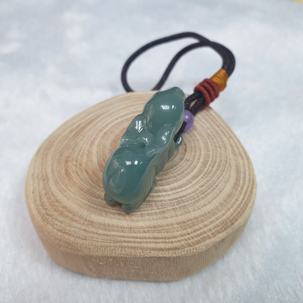 逸品軒～天然翡翠A貨-Z6610-瓜料細糯兔子吊飾 長30.7mm寬11.0mm高19.6mm 💰售價1800元-細節圖4