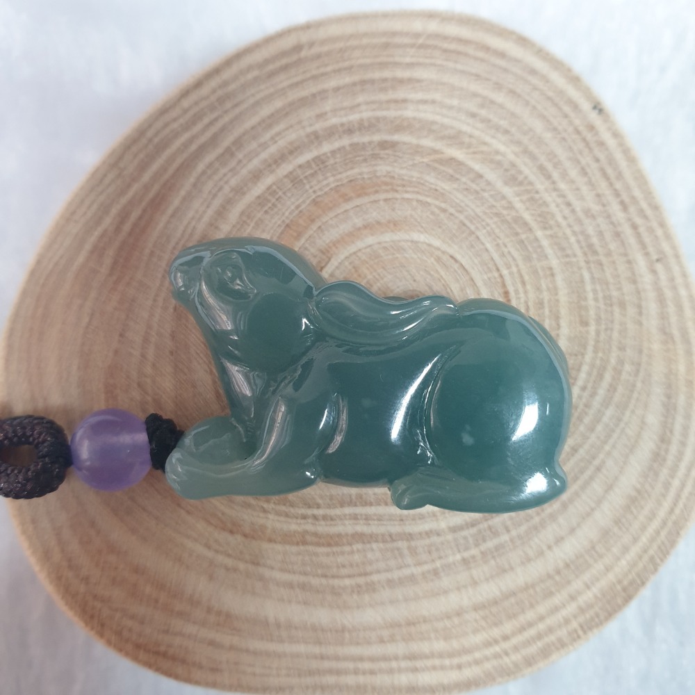 逸品軒～天然翡翠A貨-Z6610-瓜料細糯兔子吊飾 長30.7mm寬11.0mm高19.6mm 💰售價1800元-細節圖5