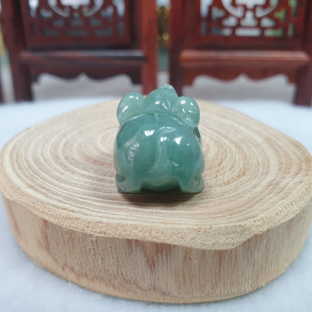 逸品軒~天然緬甸玉A貨-O0451-油青小豬墜子/小擺件 長22.9mm寬15.4mm高14mm 💰售價1500元 •-細節圖2