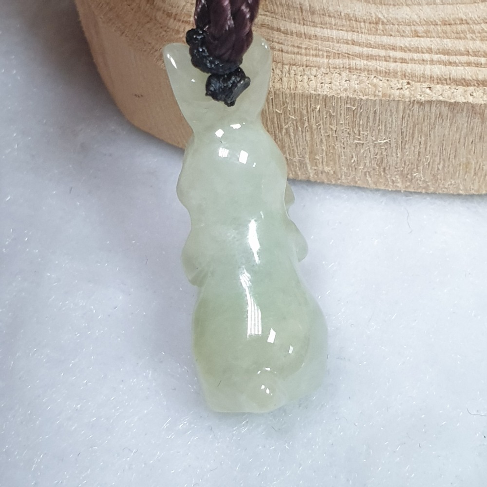 逸品軒~天然緬甸玉A貨-O0475-淡春彩玉兔迎春子小擺件 長29.1mm寬11.8mm厚11mm 💰售價1100元-細節圖3