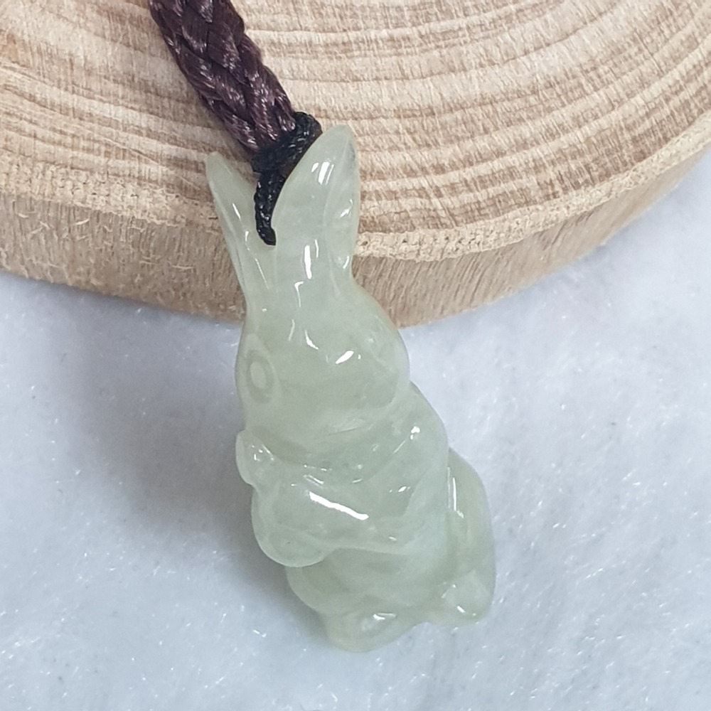 逸品軒~天然緬甸玉A貨-O0475-淡春彩玉兔迎春子小擺件 長29.1mm寬11.8mm厚11mm 💰售價1100元-細節圖5