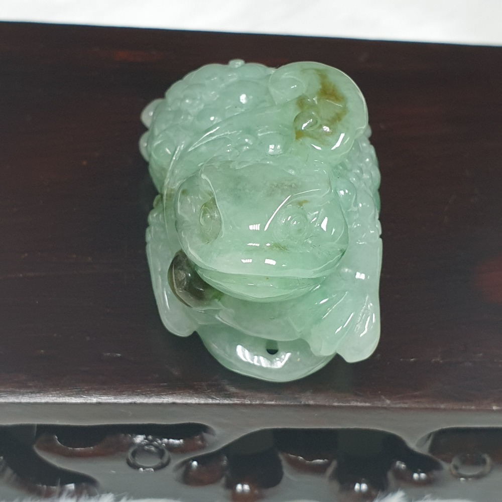 逸品軒～天然緬甸玉A貨-O0487-淡綠三腳蟾墜子／小擺件 長37.2mm寬26.1mm厚25.1mm 💰售價2980-細節圖2