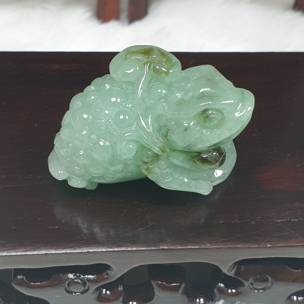 逸品軒～天然緬甸玉A貨-O0487-淡綠三腳蟾墜子／小擺件 長37.2mm寬26.1mm厚25.1mm 💰售價2980-細節圖3