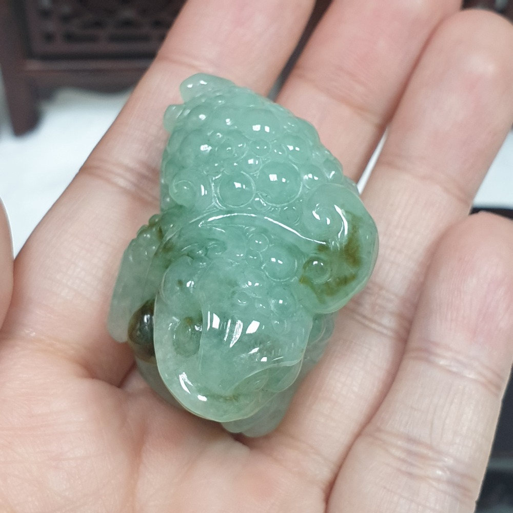 逸品軒～天然緬甸玉A貨-O0487-淡綠三腳蟾墜子／小擺件 長37.2mm寬26.1mm厚25.1mm 💰售價2980-細節圖6