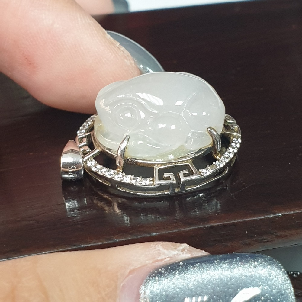 逸品軒～天然緬甸玉A貨-Z6882-冰細糯呱呱來財墜子 長15.5mm寬12.9mm厚9mm（含銀台）-細節圖3