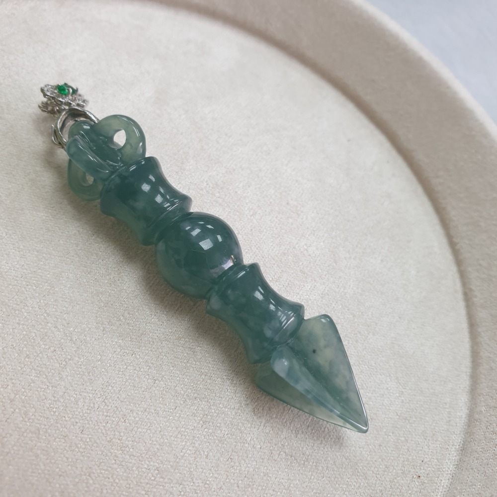 逸品軒～天然翡翠A貨-Z6981-瓜料冰糯降魔杵墜子  長61.0mm寬15.1mm-細節圖2