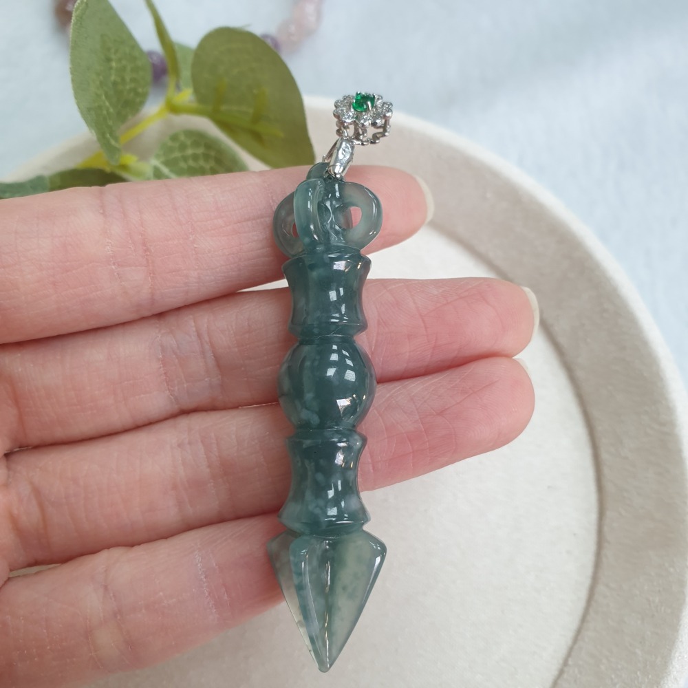 逸品軒～天然翡翠A貨-Z6981-瓜料冰糯降魔杵墜子  長61.0mm寬15.1mm-細節圖5