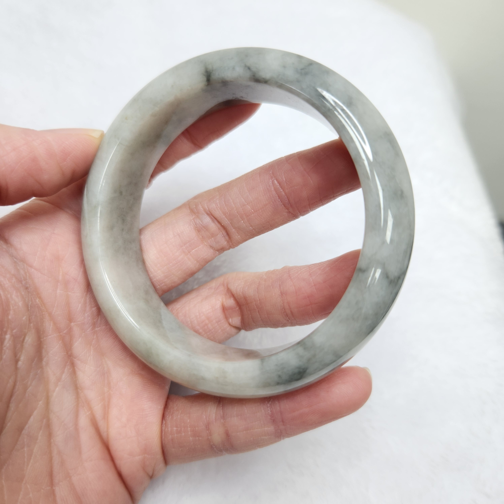 逸品軒～天然緬甸玉A貨-B1587-烏雞寬版玉鐲  寬17.8mm厚8.8mm內徑57mm約18.1圍無紋無摳-細節圖3