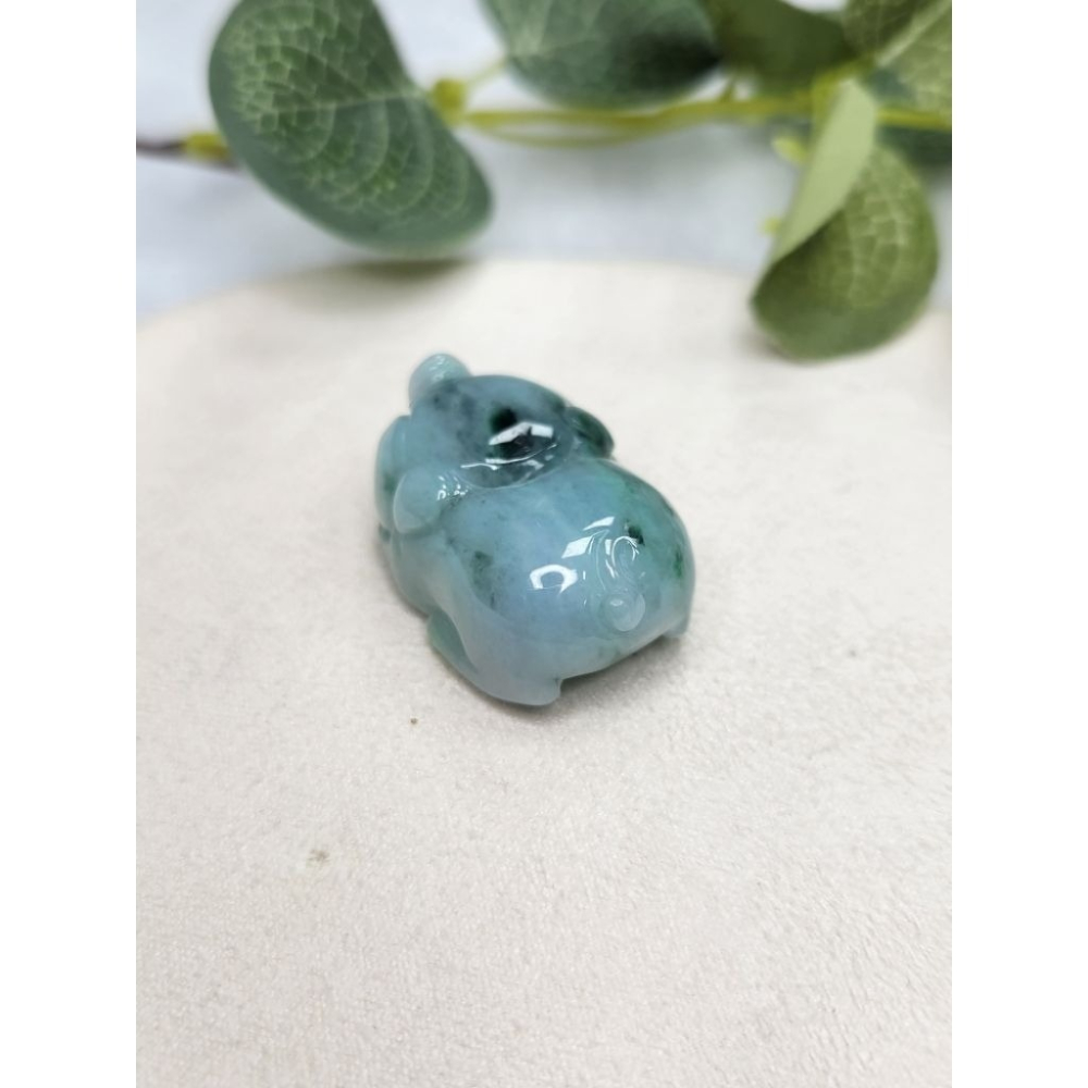 逸品軒～天然緬甸玉A貨-Z7099-飄花豬墜子/小擺件✅️長約30.5mm寬約18.6mm厚約13mm-細節圖3