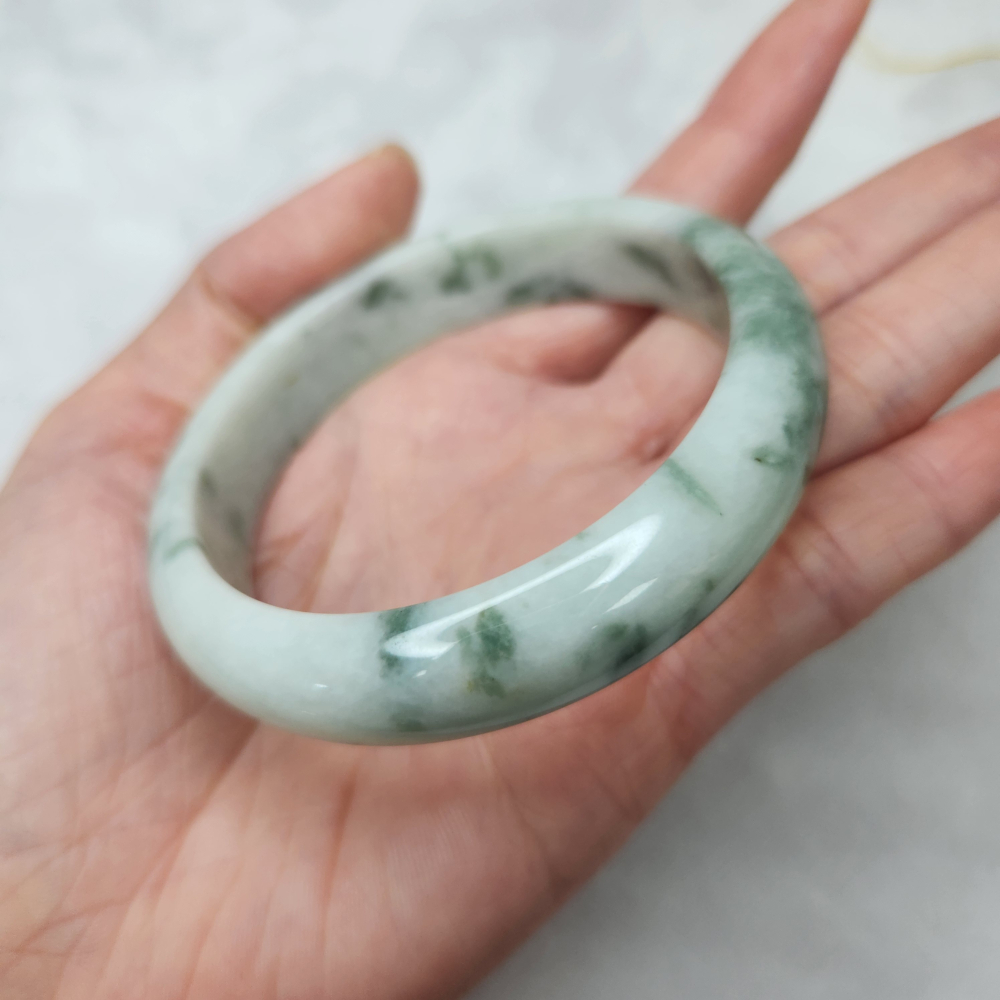 逸品軒～天然緬甸玉A貨-B1681-飄花玉鐲  寬13.6mm厚7.8mm內徑59mm約18.7圍  •多紋無摳-細節圖2