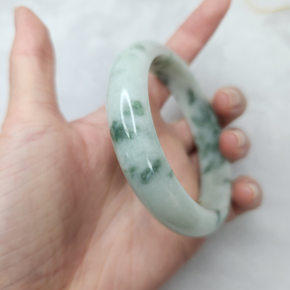 逸品軒～天然緬甸玉A貨-B1681-飄花玉鐲  寬13.6mm厚7.8mm內徑59mm約18.7圍  •多紋無摳-細節圖3