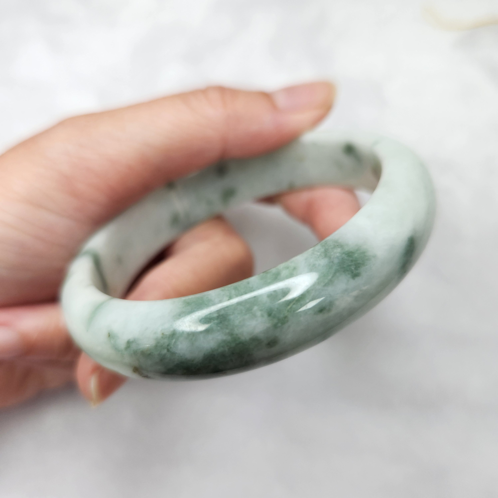 逸品軒～天然緬甸玉A貨-B1681-飄花玉鐲  寬13.6mm厚7.8mm內徑59mm約18.7圍  •多紋無摳-細節圖4