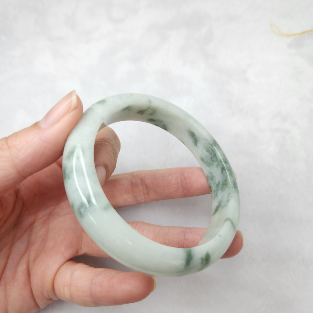 逸品軒～天然緬甸玉A貨-B1681-飄花玉鐲  寬13.6mm厚7.8mm內徑59mm約18.7圍  •多紋無摳-細節圖5