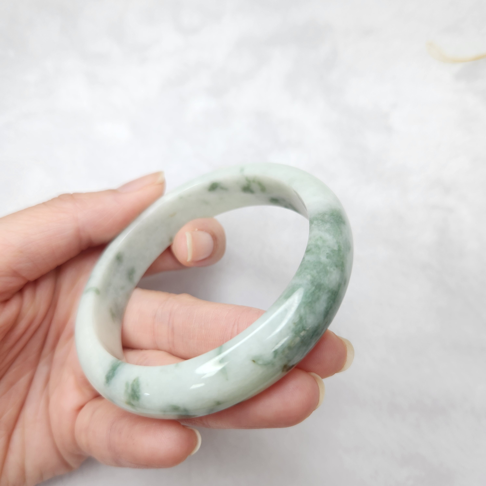 逸品軒～天然緬甸玉A貨-B1681-飄花玉鐲  寬13.6mm厚7.8mm內徑59mm約18.7圍  •多紋無摳-細節圖6