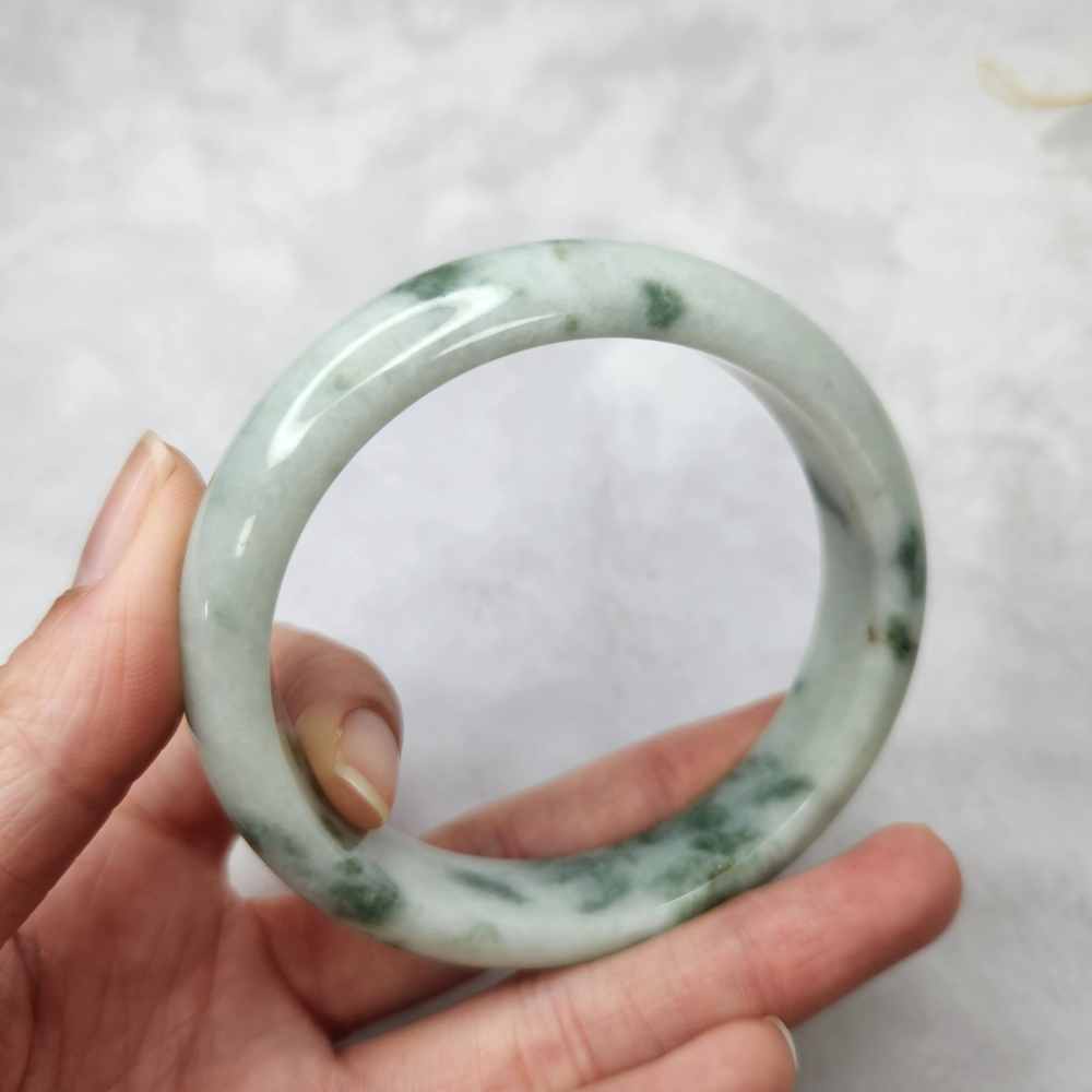 逸品軒～天然緬甸玉A貨-B1681-飄花玉鐲  寬13.6mm厚7.8mm內徑59mm約18.7圍  •多紋無摳-細節圖8