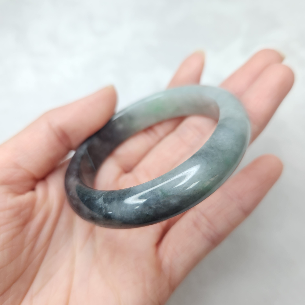 逸品軒～天然緬甸玉A貨-B1694-烏雞帶綠玉鐲  寬11.7mm厚7.5mm內徑50.9mm約16.2圍  •有紋有摳-細節圖2