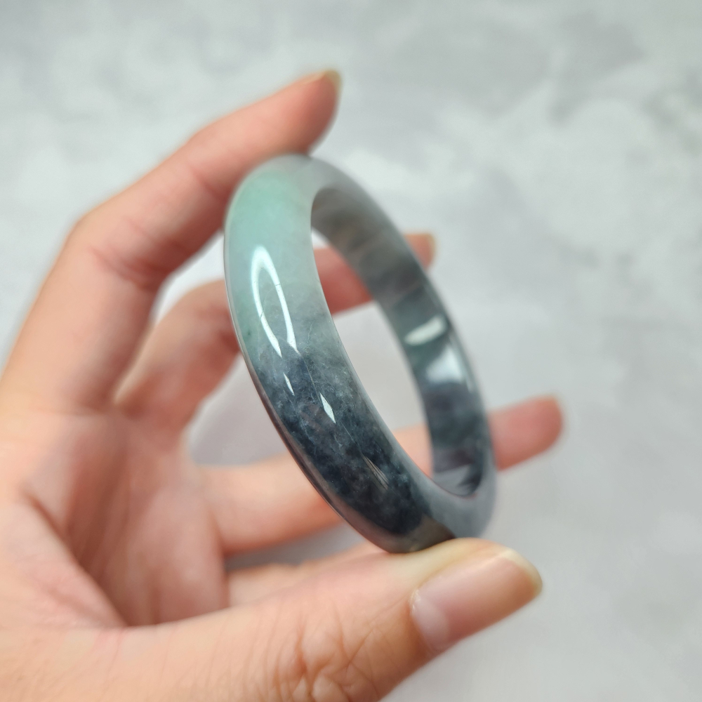 逸品軒～天然緬甸玉A貨-B1694-烏雞帶綠玉鐲  寬11.7mm厚7.5mm內徑50.9mm約16.2圍  •有紋有摳-細節圖3