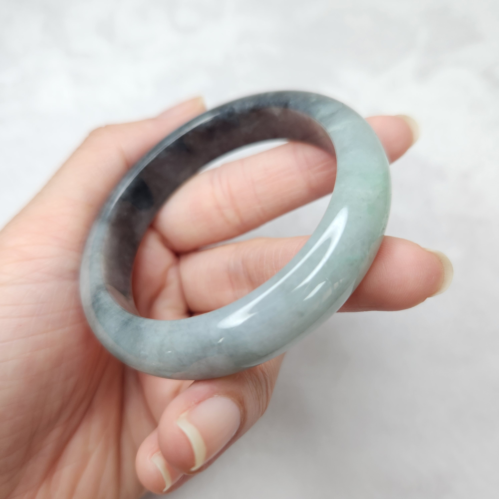 逸品軒～天然緬甸玉A貨-B1694-烏雞帶綠玉鐲  寬11.7mm厚7.5mm內徑50.9mm約16.2圍  •有紋有摳-細節圖4