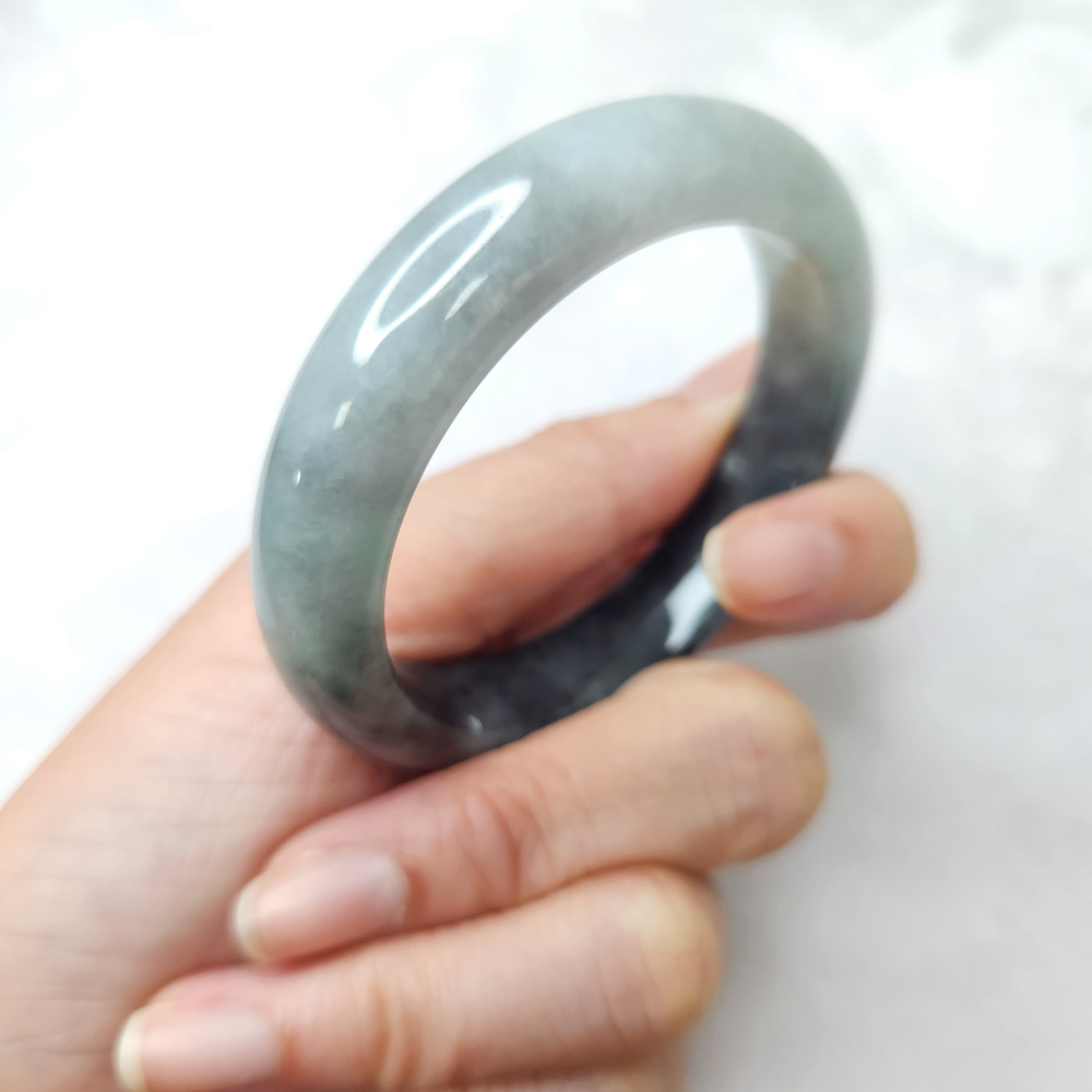 逸品軒～天然緬甸玉A貨-B1694-烏雞帶綠玉鐲  寬11.7mm厚7.5mm內徑50.9mm約16.2圍  •有紋有摳-細節圖5
