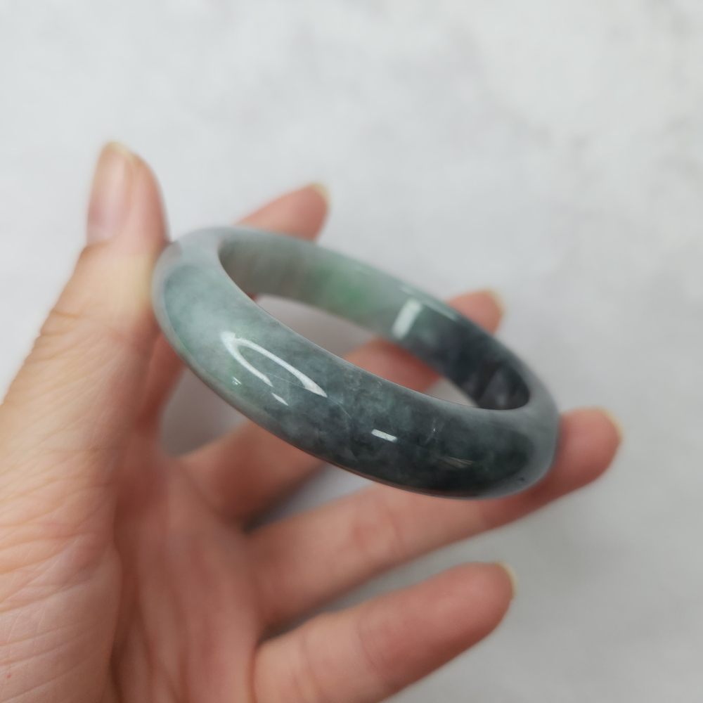 逸品軒～天然緬甸玉A貨-B1694-烏雞帶綠玉鐲  寬11.7mm厚7.5mm內徑50.9mm約16.2圍  •有紋有摳-細節圖6