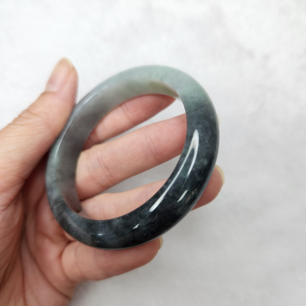 逸品軒～天然緬甸玉A貨-B1694-烏雞帶綠玉鐲  寬11.7mm厚7.5mm內徑50.9mm約16.2圍  •有紋有摳-細節圖7