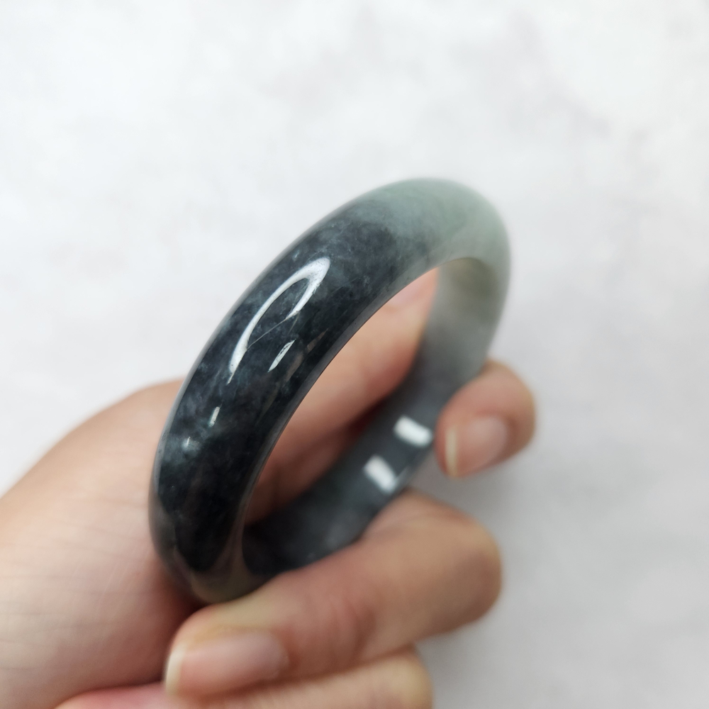 逸品軒～天然緬甸玉A貨-B1694-烏雞帶綠玉鐲  寬11.7mm厚7.5mm內徑50.9mm約16.2圍  •有紋有摳-細節圖8