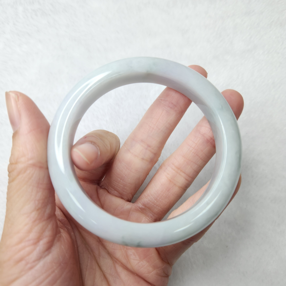 逸品軒～天然緬甸玉A貨-B1657-淡藍綠玉鐲  寬11.6mm厚8.4mm內徑57.7mm約18.3圍  •有紋無摳-細節圖2