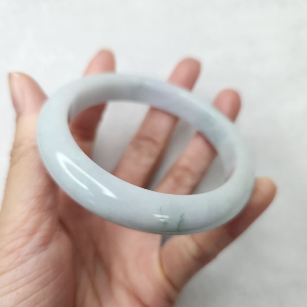 逸品軒～天然緬甸玉A貨-B1657-淡藍綠玉鐲  寬11.6mm厚8.4mm內徑57.7mm約18.3圍  •有紋無摳-細節圖3