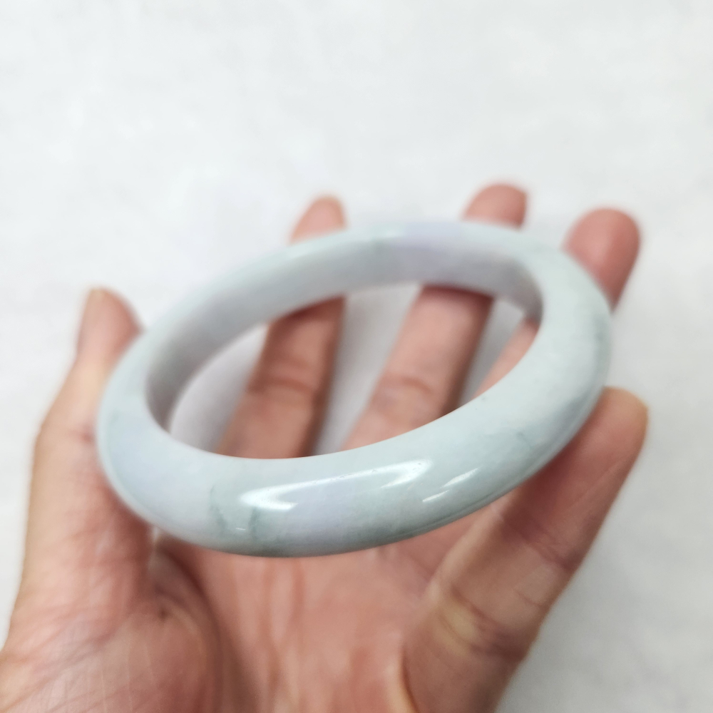 逸品軒～天然緬甸玉A貨-B1657-淡藍綠玉鐲  寬11.6mm厚8.4mm內徑57.7mm約18.3圍  •有紋無摳-細節圖4