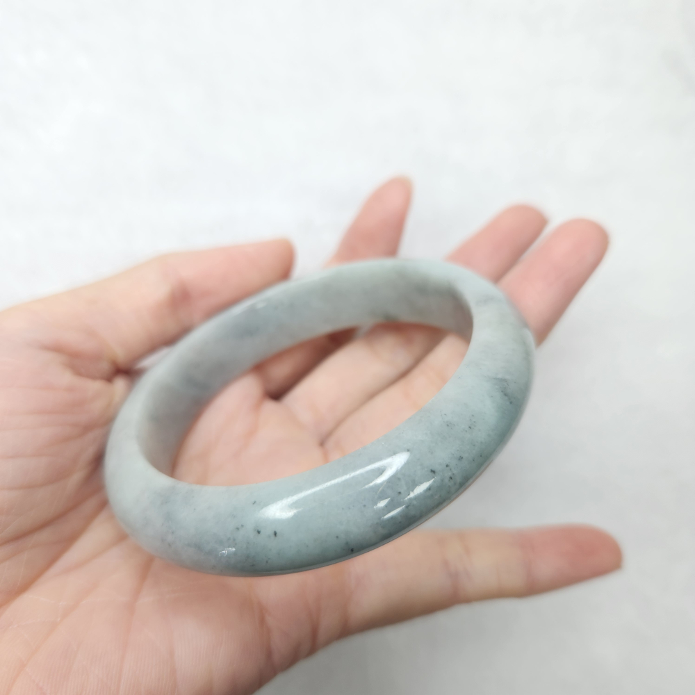 逸品軒～天然緬甸玉A貨-B1690-細糯烏雞玉鐲  寬13.6mm厚8.7mm內徑58.3mm約18.5圍  •有紋微摳-細節圖2