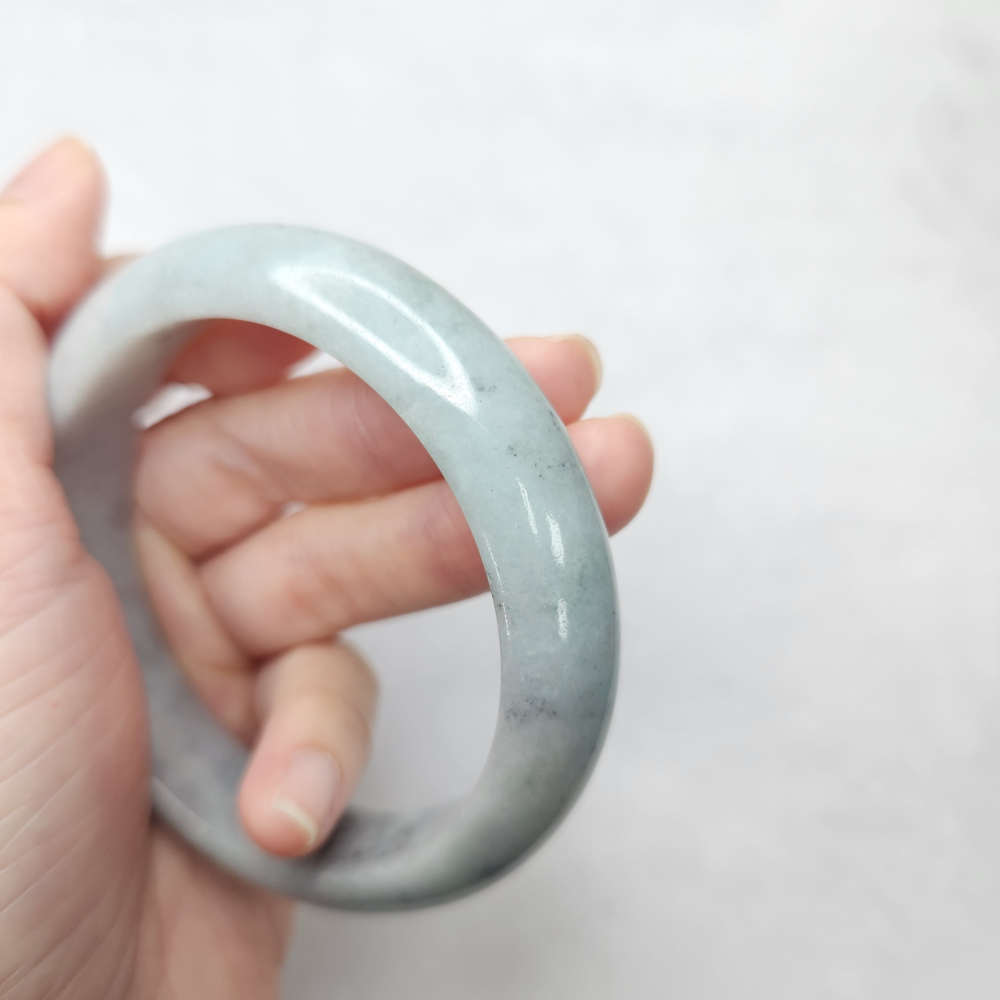 逸品軒～天然緬甸玉A貨-B1690-細糯烏雞玉鐲  寬13.6mm厚8.7mm內徑58.3mm約18.5圍  •有紋微摳-細節圖3