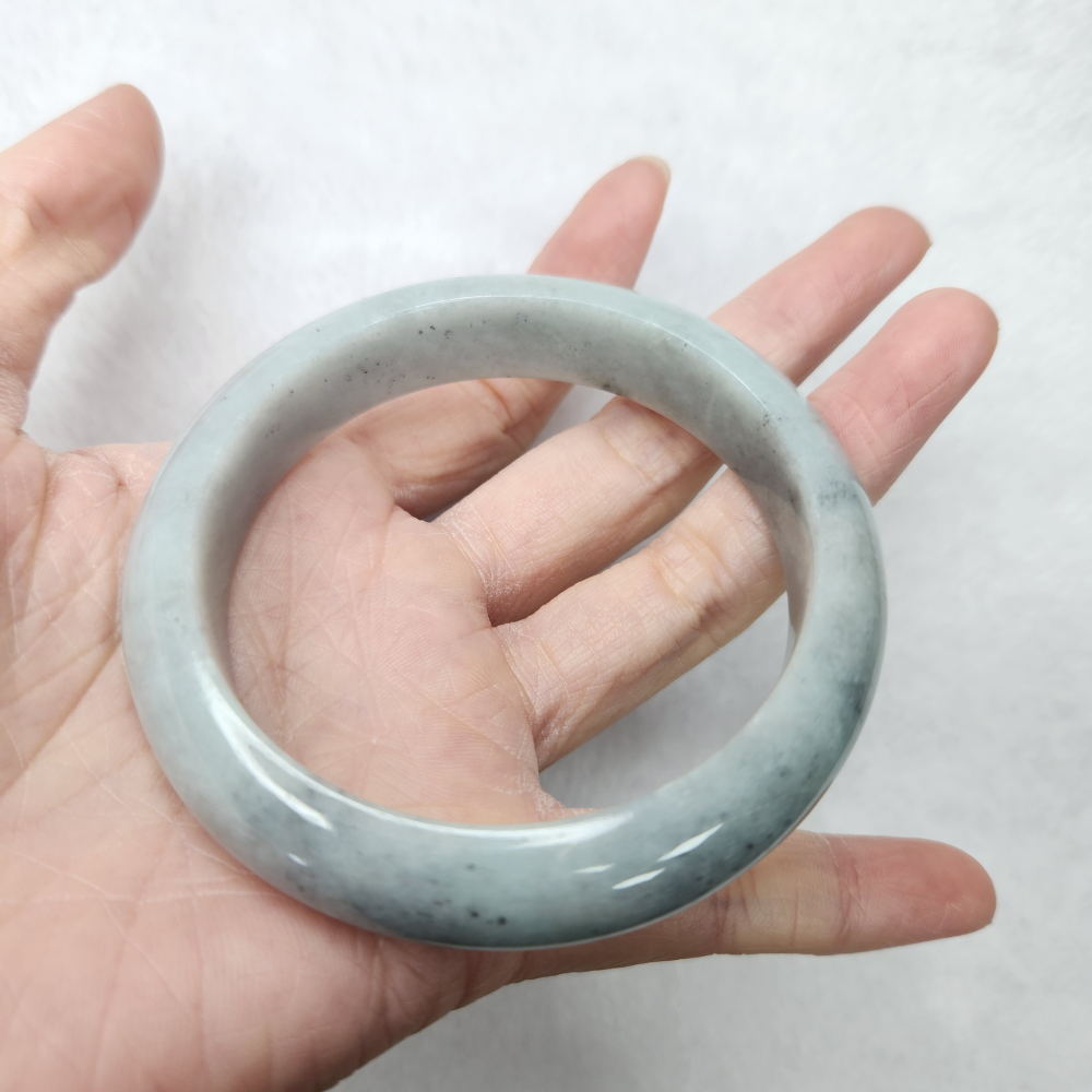 逸品軒～天然緬甸玉A貨-B1690-細糯烏雞玉鐲  寬13.6mm厚8.7mm內徑58.3mm約18.5圍  •有紋微摳-細節圖4
