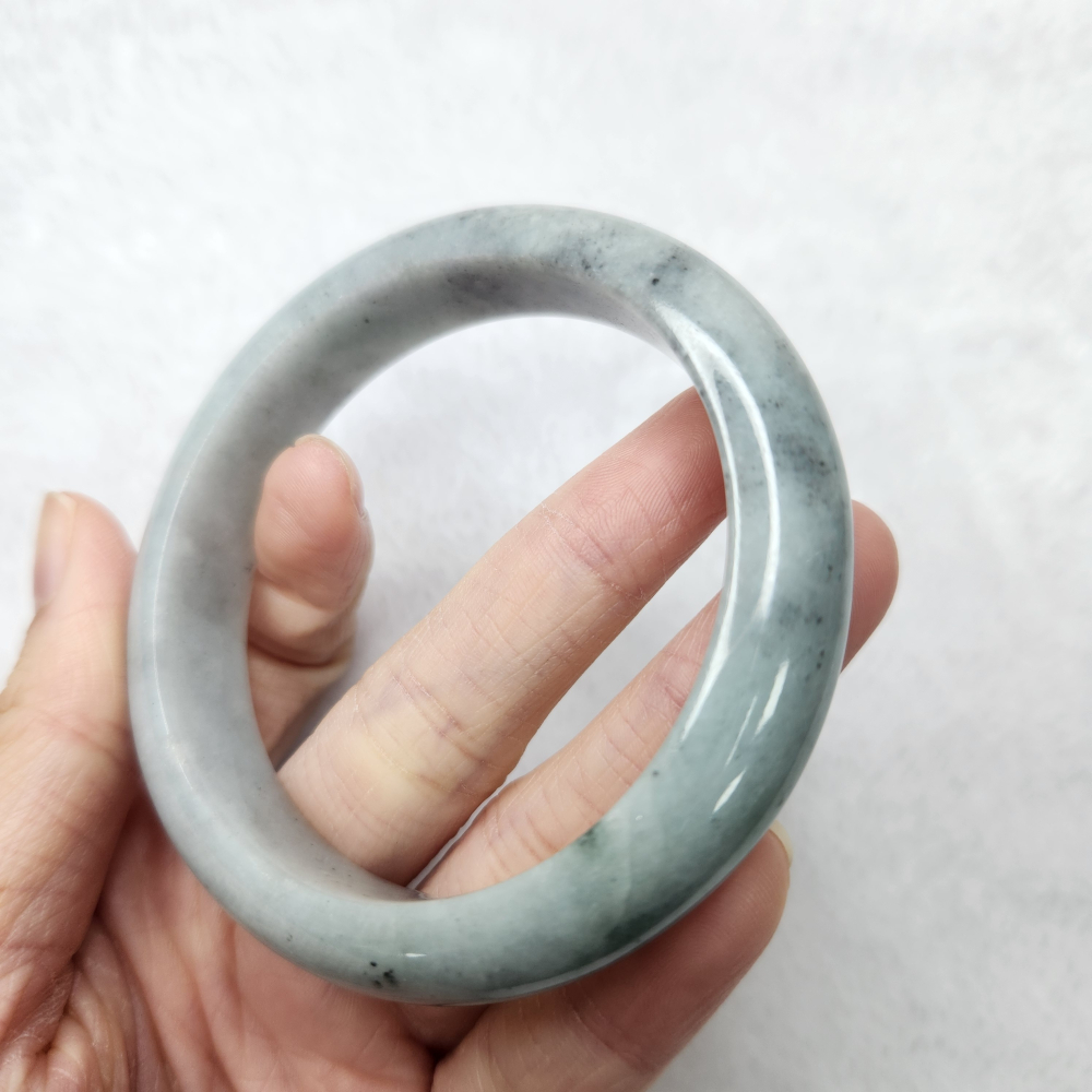 逸品軒～天然緬甸玉A貨-B1690-細糯烏雞玉鐲  寬13.6mm厚8.7mm內徑58.3mm約18.5圍  •有紋微摳-細節圖7