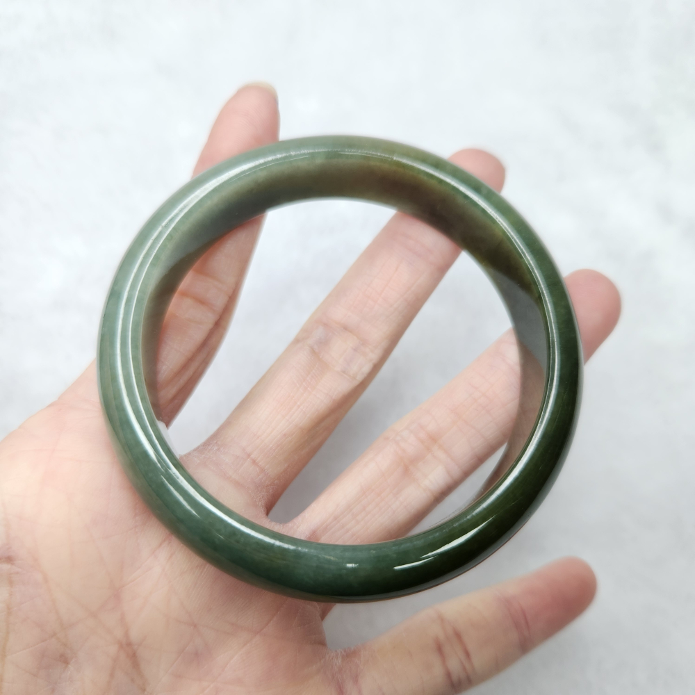 逸品軒～天然緬甸玉A貨-B1677-油青玉鐲  寬14.2mm厚7.3mm內徑58.5mm約18.6圍  •無紋無摳-細節圖2