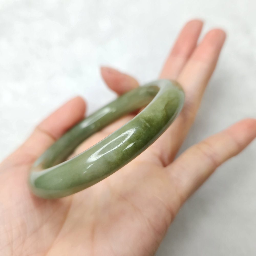 逸品軒～天然緬甸玉A貨-B1688-油青圓骨鐲  寬10.1mm內徑56.4mm約18.1圍-細節圖2