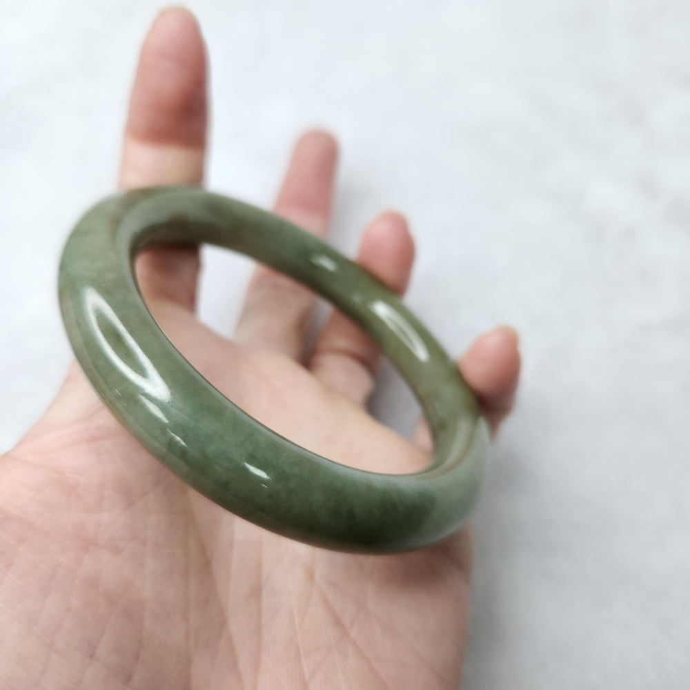 逸品軒～天然緬甸玉A貨-B1688-油青圓骨鐲  寬10.1mm內徑56.4mm約18.1圍-細節圖3