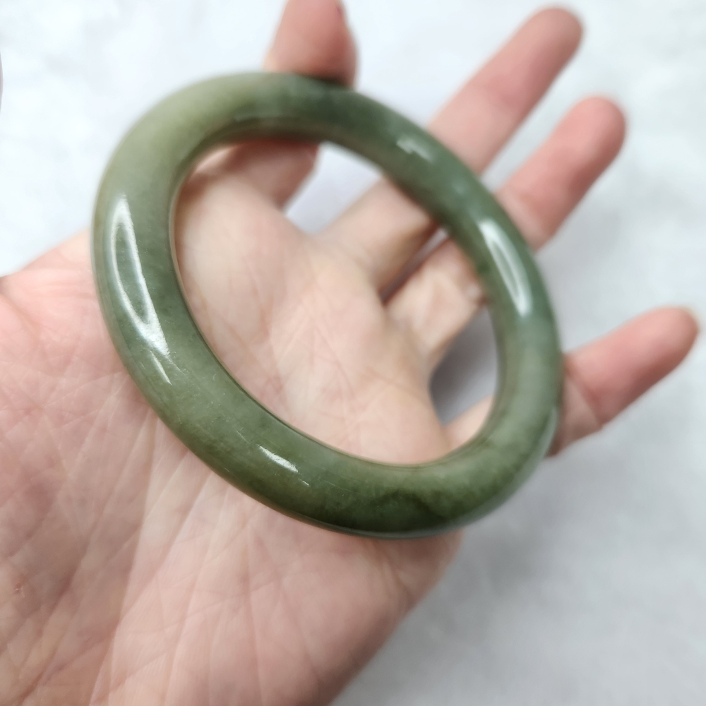 逸品軒～天然緬甸玉A貨-B1688-油青圓骨鐲  寬10.1mm內徑56.4mm約18.1圍-細節圖5