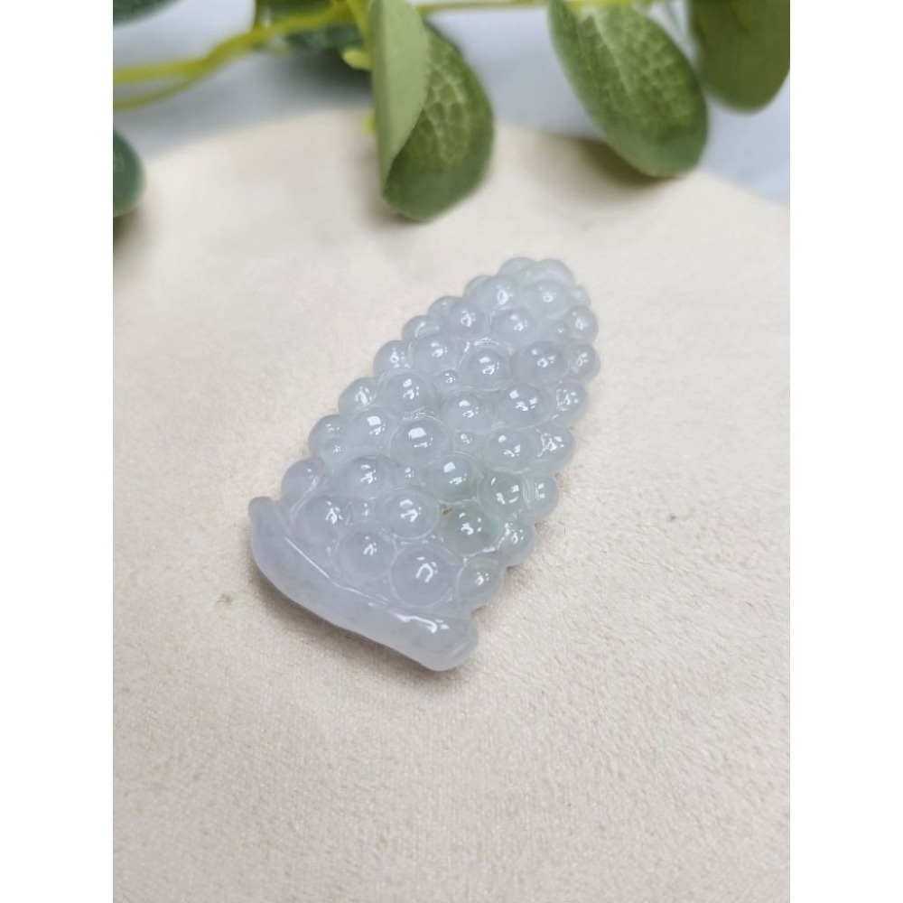 逸品軒～天然緬甸玉A貨-Z7101-細糯葡萄墜子✅️長約46.3mm寬約24.5mm厚約6.6mm-細節圖2