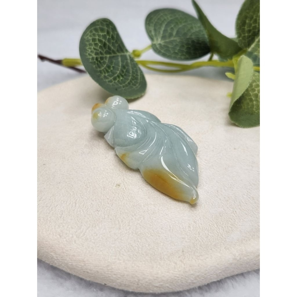 逸品軒～天然翡翠A貨-Z7103-細糯蜜糖金魚墜子✅️長約51.6mm寬約26.2mm厚約10.3mm-細節圖2